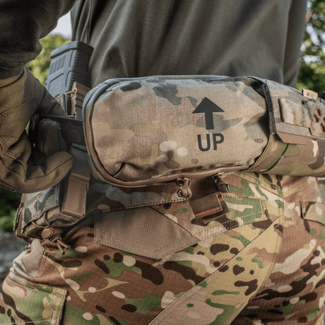 M‑Tac Horizontal Medical Pouch Elite på en soldats belte, klar for førstehjelp i felten, laget av slitesterkt Cordura 500D med vanntett glidelås.