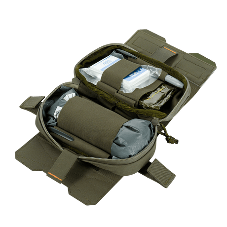 M-Tac Horizontal Medical Pouch Elite åpnet med organisert førstehjelpsutstyr, ideell for felten, laget i slitesterkt Cordura-materiale.