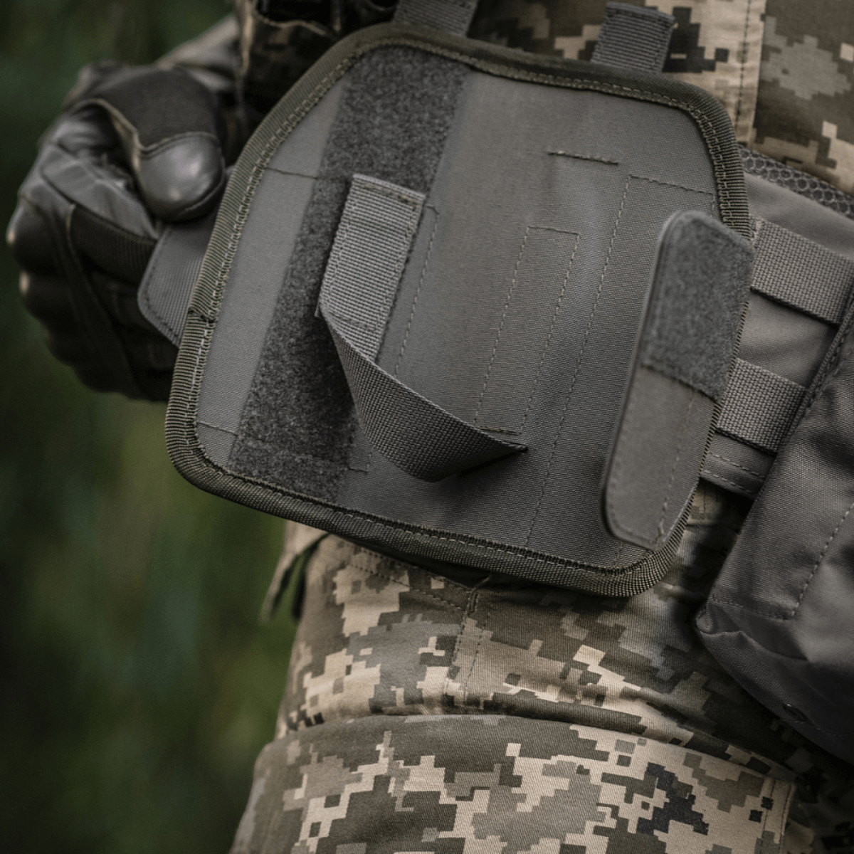 M-Tac Universal Taktisk Hylster Elite Venstre monteret på bælte med MOLLE-interface, lavet af Cordura 500D og justerbar til de fleste pistoler.