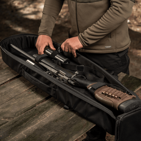 M‑Tac Gun Backpack Case 105 cm Elite Hex med våben fastgjort indeni, perfekt til jægere og skytter.