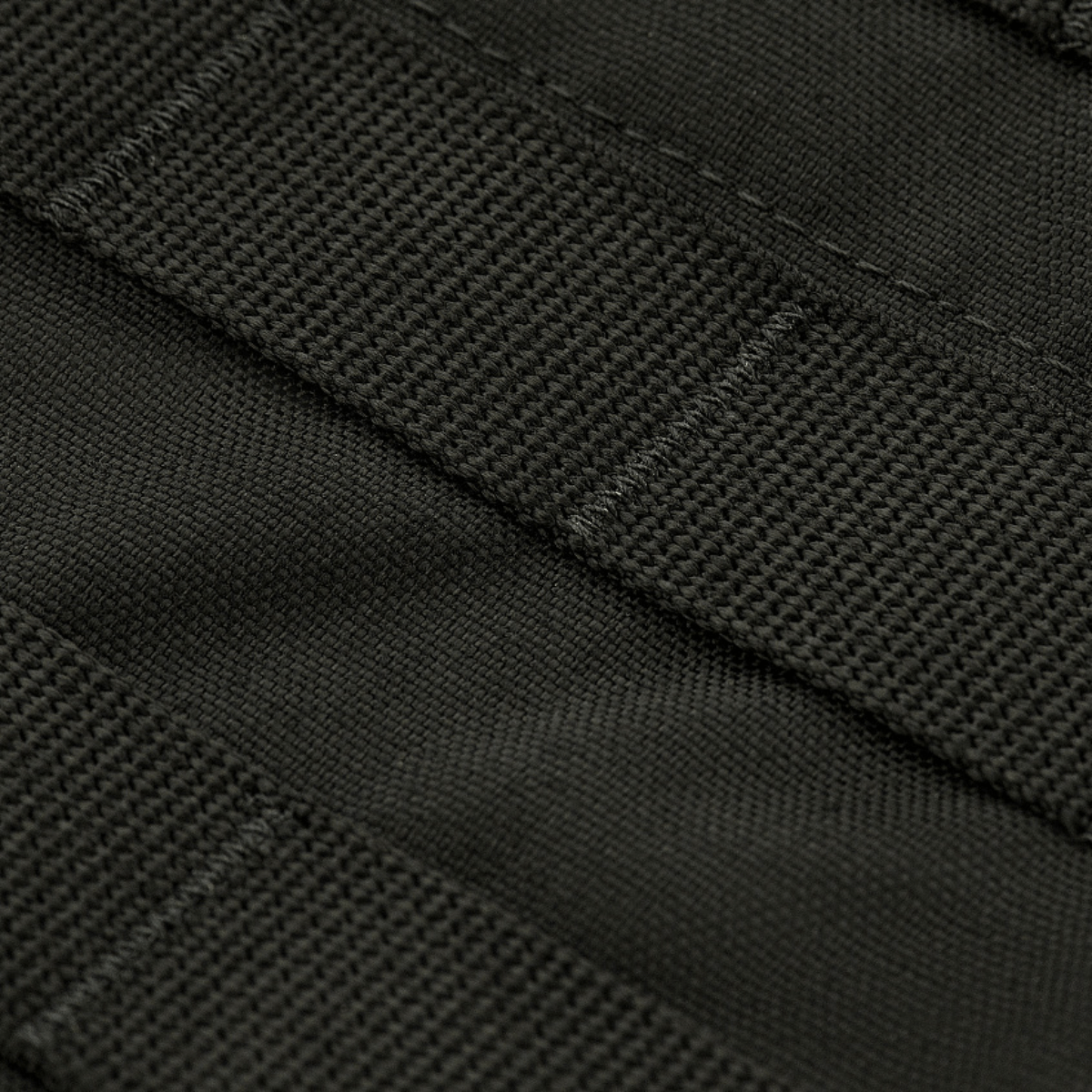 Detalje af MOLLE-stropperne på M‑Tac Front Panel til Cuirass QRS i Cordura 500D med Woojin kroge og Velcro.