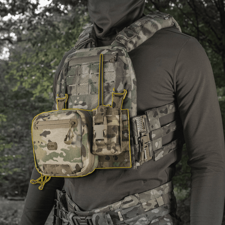 M‑Tac Front Panel til Cuirass QRS monteret på en taktisk vest med MOLLE-system og magasinopbevaring i skovmiljø.