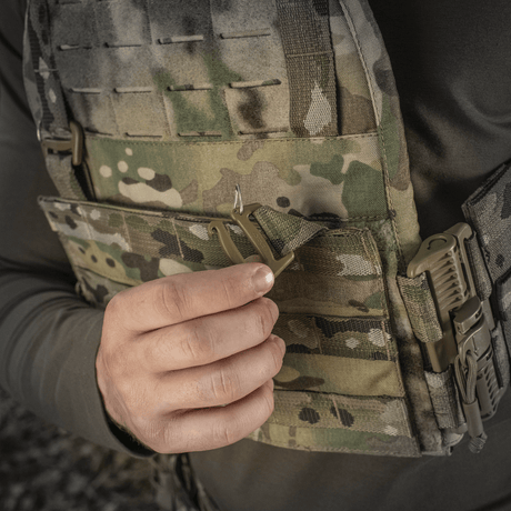 M‑Tac Front Panel til Cuirass QRS med MOLLE-system til militært udstyr i brug.