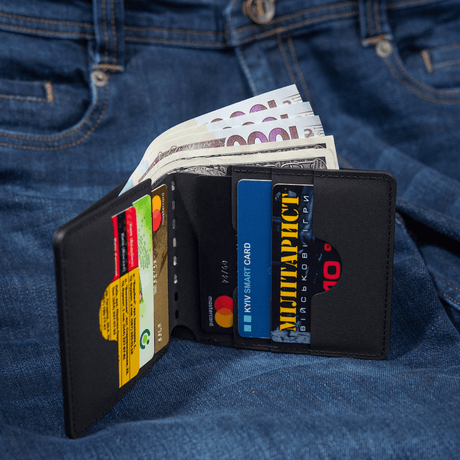 M-Tac Pung Slim Elite - kompakt og stilfull pung med plass til kontanter, kort og ID, laget av moderne polymerkompositt.