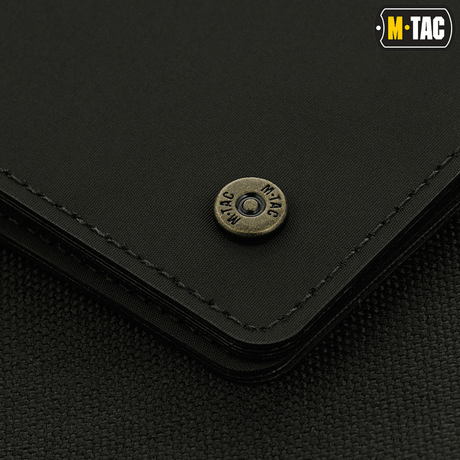 Detalj av M-Tac Pung Slim Elite Gen. II med messingnitte og moderne design, kompakt og holdbar i polymerkompositt.