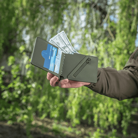 M-Tac Pung Slim Elite Gen. II med dollarregninger og kort i utvendige lommer.