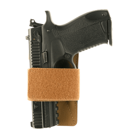 Pistol i M-Tac Hylster-Insert Light med justerbar velcrostrop for taktiske vesker.