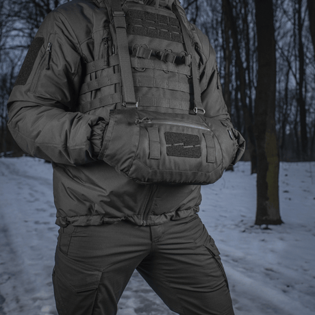 M-Tac Taktisk Håndvarmer Elite i brug i koldt vejr med slidstærkt Cordura og fleecefor for varme og komfort.
