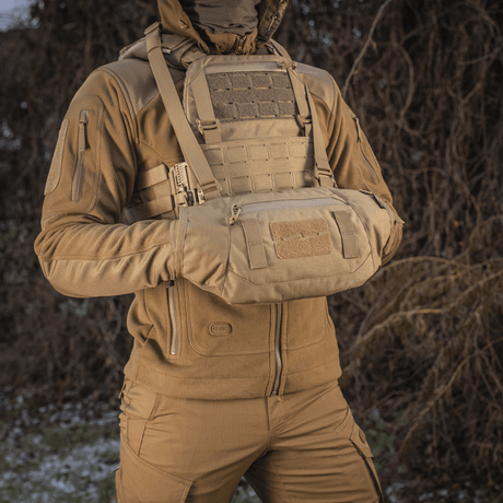 M-Tac Taktisk Håndvarmer Elite i brug, hold hænderne varme i koldt vejr med slidstærkt Cordura og Polartec fleecefor.