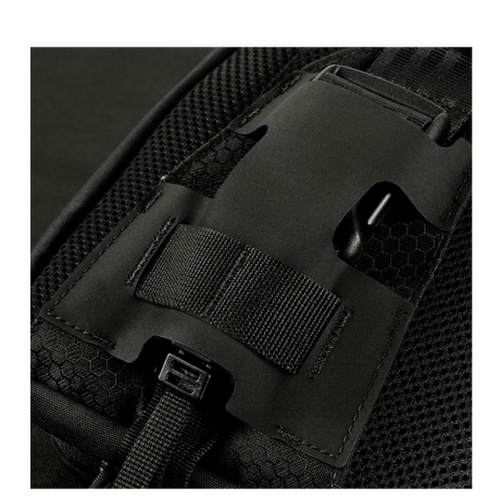 Detalj av M-Tac Sling pistolveske Elite Hex med justerbar skulderrem og slitesterkt Cordura-materiale.