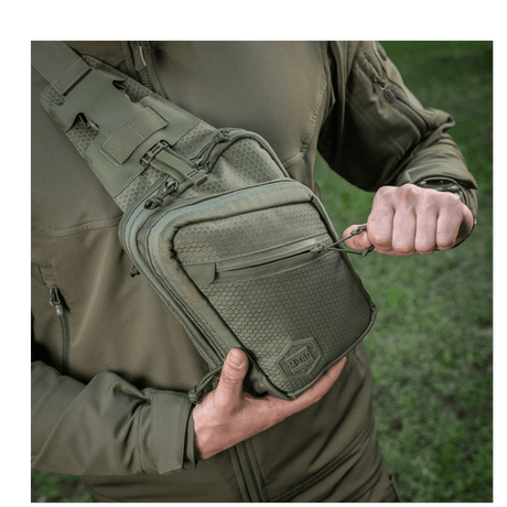 M-Tac Sling pistolveske Elite Hex i bruk, komfortabel og stilfull veske med slitesterkt Cordura-materiale og justerbar skulderrem.