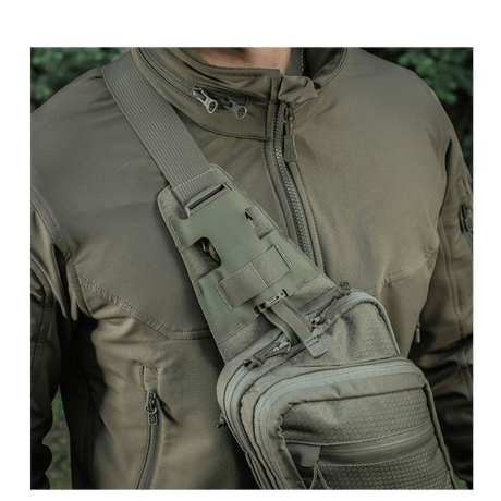 M-Tac Sling pistolveske Elite Hex i bruk, båret på skulderen med justerbar rem og hurtigspenne, laget av slitesterkt Cordura 1000D og Hex.