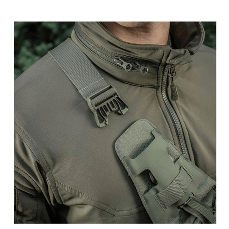 M-Tac Sling pistolveske Elite Hex i bruk med justerbar skulderrem og spenne, ideell for komfortabel skjult våpenbæring.