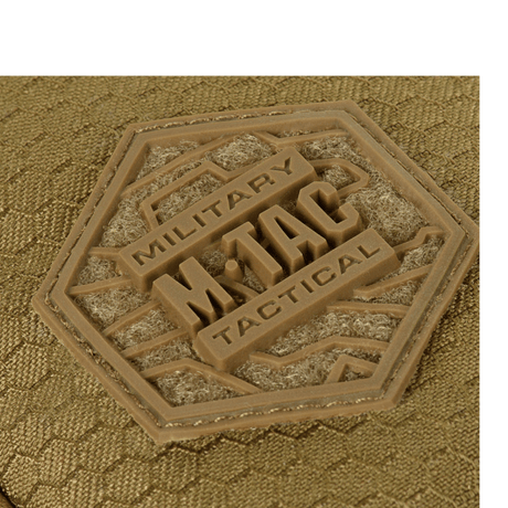 Detalj av M-Tac Sling pistolveske Elite Hex med militært logo på Cordura-stoff.