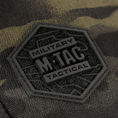 Nærbilde av M-Tac Sling pistolveske Elite Hex-merke på robust Cordura-materiale med kamuflasjedesign.