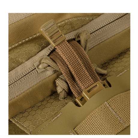 Detalj av M-Tac Sling pistolveske Elite Hex, viser Cordura Hex-stoff og YKK-lynlås for en stilfull og holdbar våpenveske.