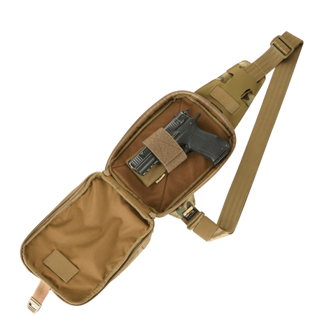M-Tac Sling pistolveske Elite Hex med justerbar rem og rom for skjult våpenoppbevaring, vist åpen med innhold
