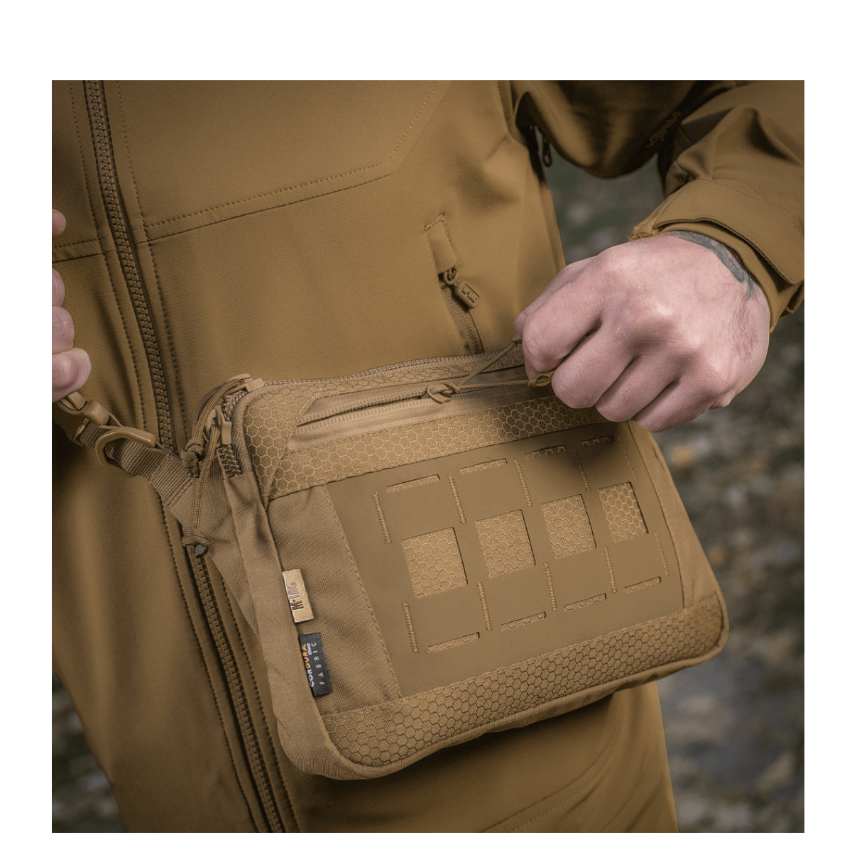 M-Tac Admin Taske Elite fremstillet af slidstærk Cordura 500D og Hex, med YKK lynlåse og Woojin spænder, stilfuldt og funktionelt design.