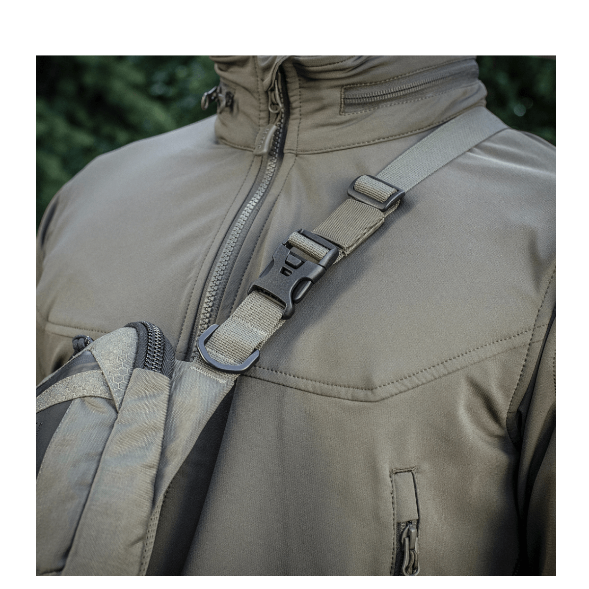 Alt Tag: Nærbillede af M-Tac Admin Taske Elite på en person med justerbar skulderrem og stærke materialer, lavet af Cordura 500D.