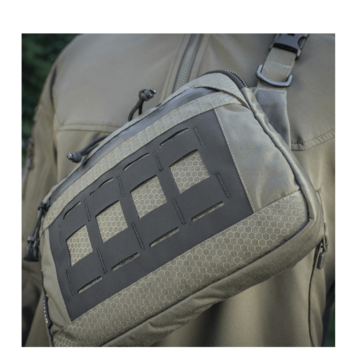 M-Tac Admin Taske Elite i Cordura materiale med justerbar skulderrem, stilfuldt design, og slidstærk kvalitet.