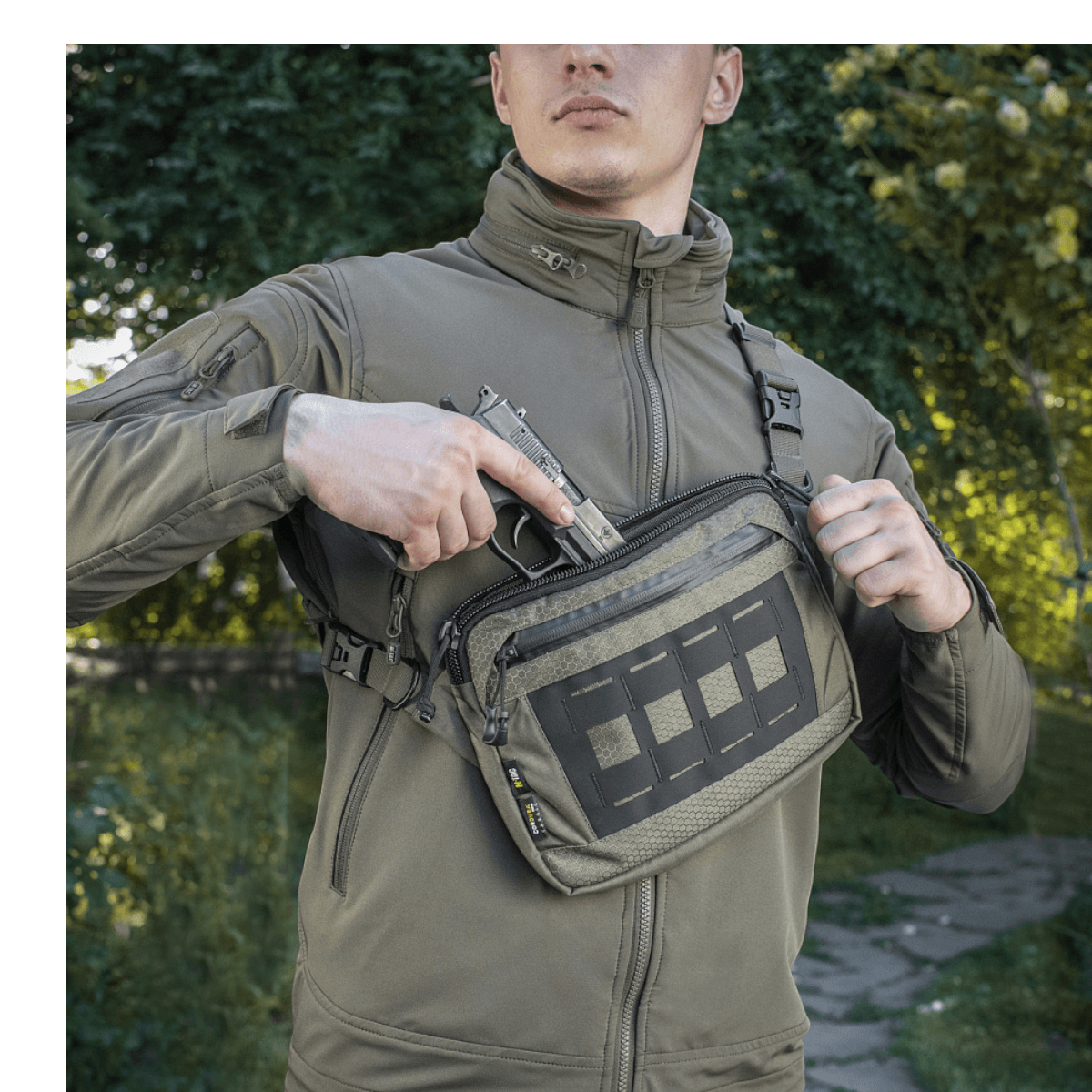 Mand iført M-Tac Admin Taske Elite i Cordura 500D med justerbar skulderrem, viser taskens funktionalitet udendørs