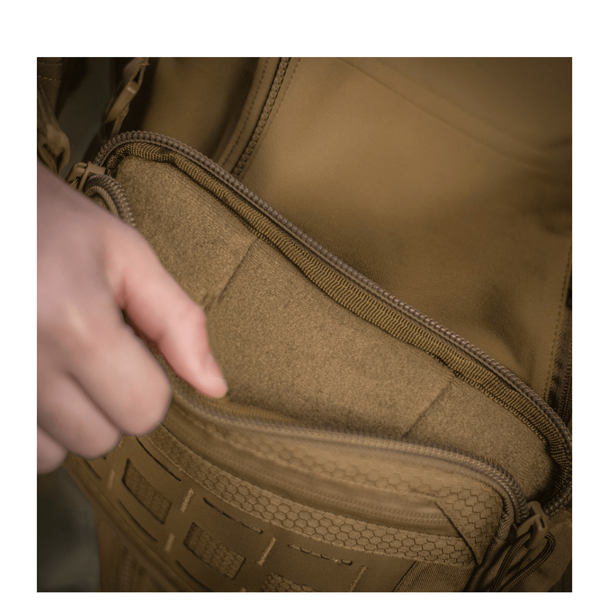 M-Tac Admin Taske Elite med justerbar skulderrem og lommer, lavet af slidstærkt Cordura 500D og Hex materiale.