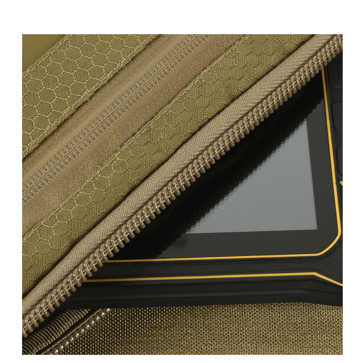 M-Tac Admin Taske Elite med holdbart Cordura stof og YKK lynlås, fremviser stilfuld design og robusthed.