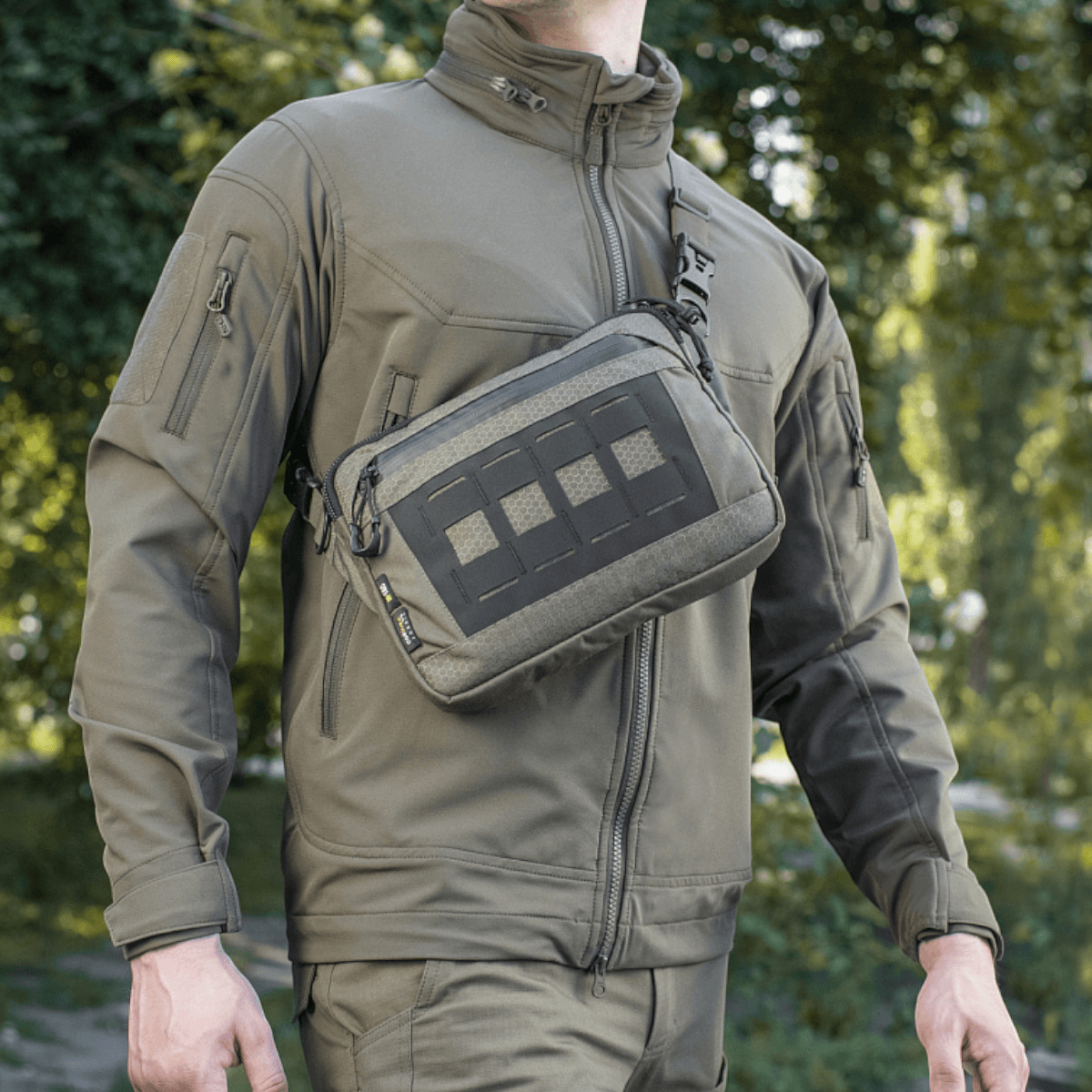 M-Tac Admin Taske Elite bæres over skulderen, lavet af slidstærkt Cordura-materiale, ideel til stil og funktionalitet.