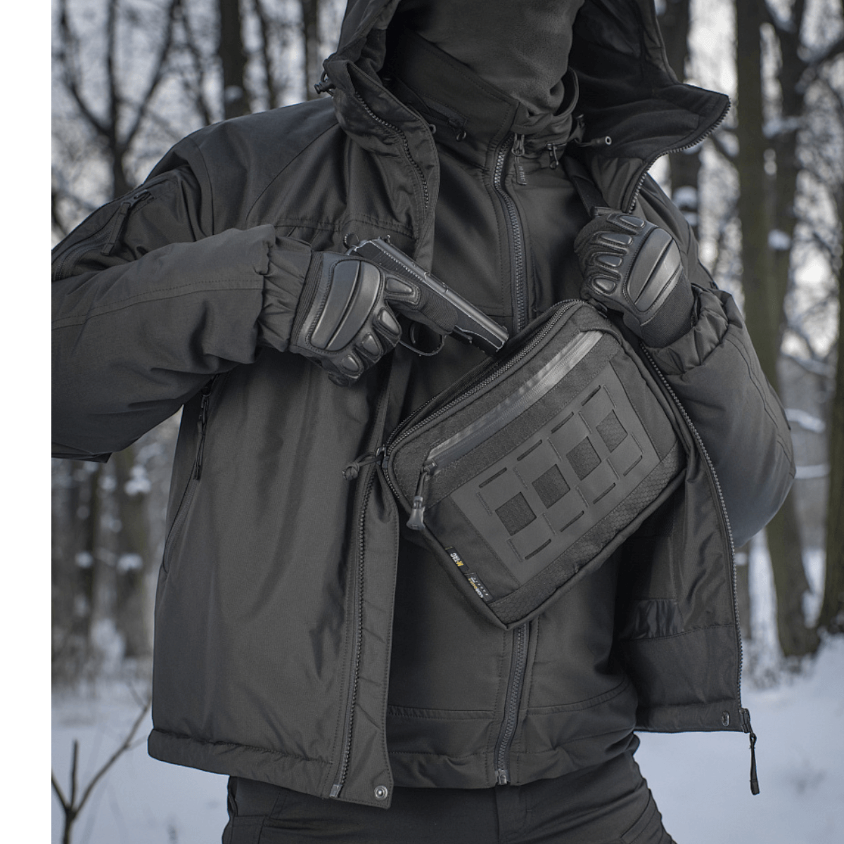 M-Tac Admin Taske Elite i sort med holdbart design, Cordura-stof og justerbar skulderrem, ideel til taktisk brug i køligt klima.