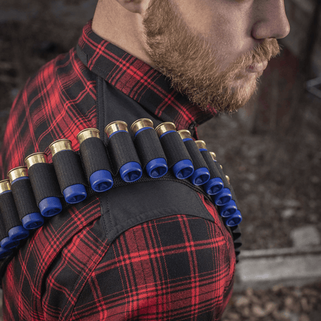 M-Tac Bandolier Elite for jakt, sett på person med rødrutet skjorte, kapasitet 55 skudd, ergonomisk design, praktisk ammunisjonsadgang.