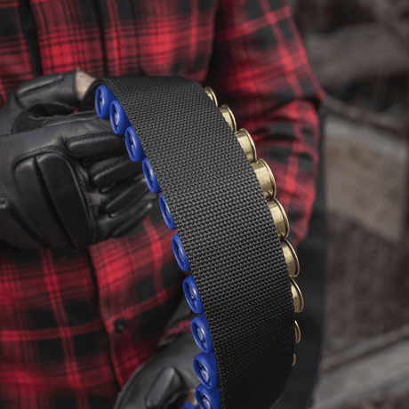En person holder M-Tac Bandolier Elite, et patronbandolier med 55 skudd, ideell for jakt og skytesport.