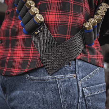 M-Tac Bandolier Elite for jakt, nærbilde med patroner i elastiske holdere, ideell for rask tilgang og ergonomisk design.