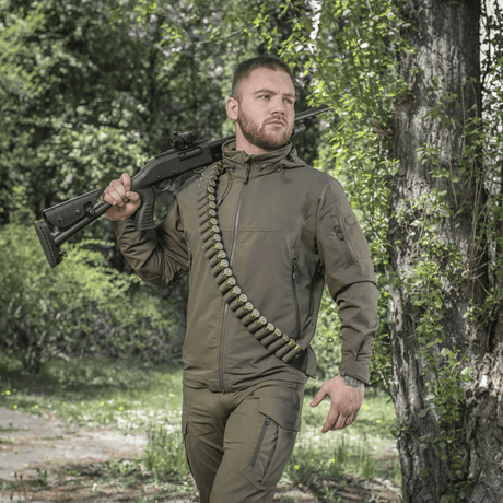 Jeger med M-Tac Bandolier Elite patronbandolier for 55 skudd, designet for rask tilgang til ammunisjon under jakt.