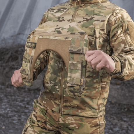 Person med M-Tac Skulderpude til Plate Carrier Cuirass QRS i camouflagemønster, designet til komfort og vægtfordeling.