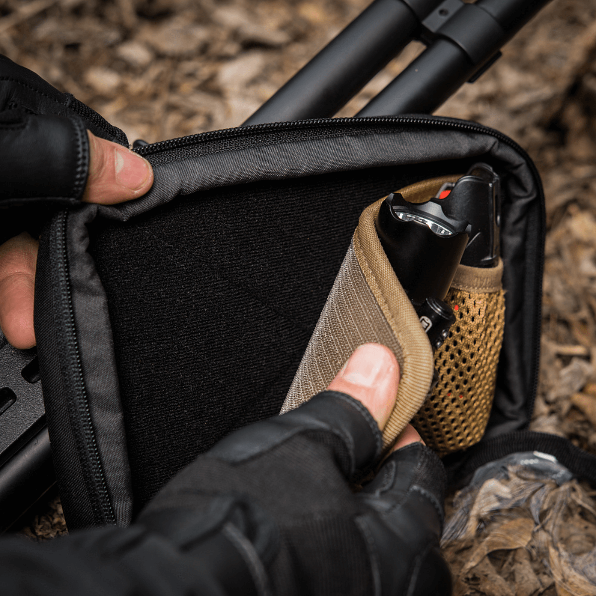 M-Tac Utility Organizer Slim Elite med Cordura 500D, holder et EDC-kit og tilbehør sikkert. Transparent PVC til hurtig identifikation.