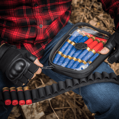 Person sitter utendørs med M-Tac Utility Organizer Slim Elite fylt med ammunisjon, laget i slitesterkt Cordura 500D.