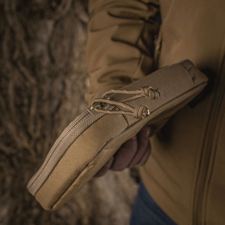 M-Tac Utility Organizer Slim Elite i Cordura 500D-materiale, holdt av en person, viser funksjonelt design og holdbarhet.