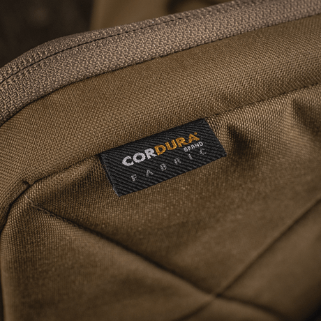M-Tac Utility Organizer Slim Elite i Cordura 500D-materiale, viser nærbilde av slitesterkt stoff for sikker oppbevaring og organisering.