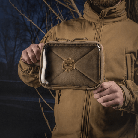 Person holder M-Tac Utility Organizer Slim Elite med gjennomsiktig front, ideell for ryddig oppbevaring av viktige gjenstander, laget i robust Cordura 500D.