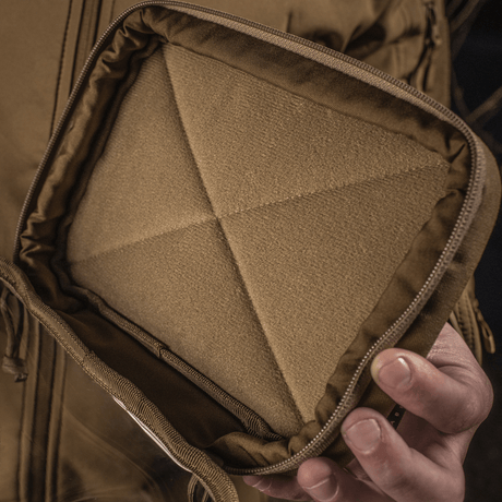 M-Tac Utility Organizer Slim Elite i Cordura 500D-materiale, ergonomisk design for sikker oppbevaring av EDC-gjenstander og tilbehør.