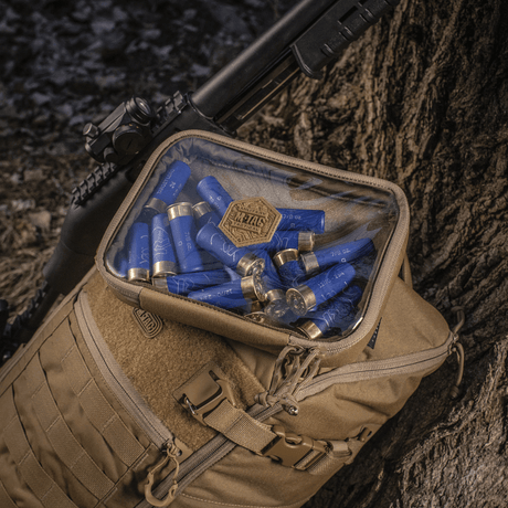 M-Tac Utility Organizer Slim Elite i bruk, med gjennomsiktige forvegger, oppbevarer blå patroner effektivt og sikkert, laget av Cordura 500D.