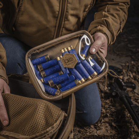 M-Tac Utility Organizer Slim Elite viser gjennomsiktig forvegg med innhold i naturmiljø, holdbar Cordura 500D-konstruksjon.