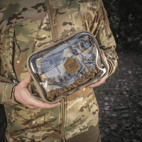 M-Tac Utility Organizer Slim Elite i camouflagedesign, holdt av person, viser slitesterkt Cordura 500D og PVC-folie for rask identifikasjon.