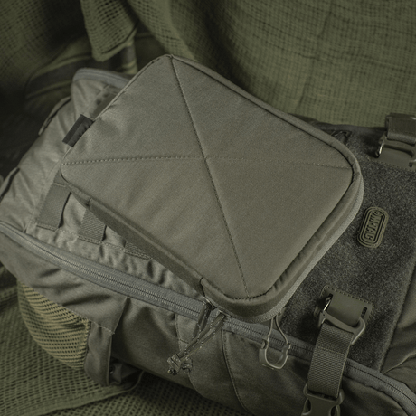 M-Tac Utility Organizer Slim Elite i Cordura 500D på ryggsekk, klar for EDC-kit og oppbevaring av nødvendige gjenstander.