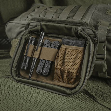 M-Tac Utility Organizer Slim Elite med EDC-kit, lukket glidelås og synlig åpning, perfekt for oppbevaring og organisering.