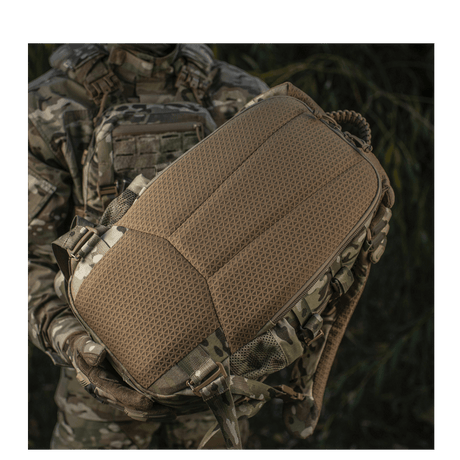 Soldat med M-Tac Mission Pack Elite ryggsekk i slitesterkt Cordura 1000D med MOLLE LASER CUT-system for utvidelse av volum.