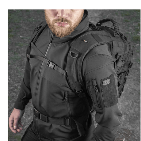 Mann iført M-Tac Mission Pack Elite ryggsekk med ergonomisk design og Cordura 1000D, utstyrt med MOLLE LASER CUT-system.