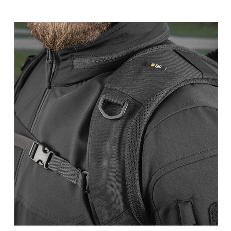 Nærbilde av M-Tac Mission Pack Elite ryggsekk med ergonomisk design, svart Cordura 1000D og MOLLE LASER CUT-system.