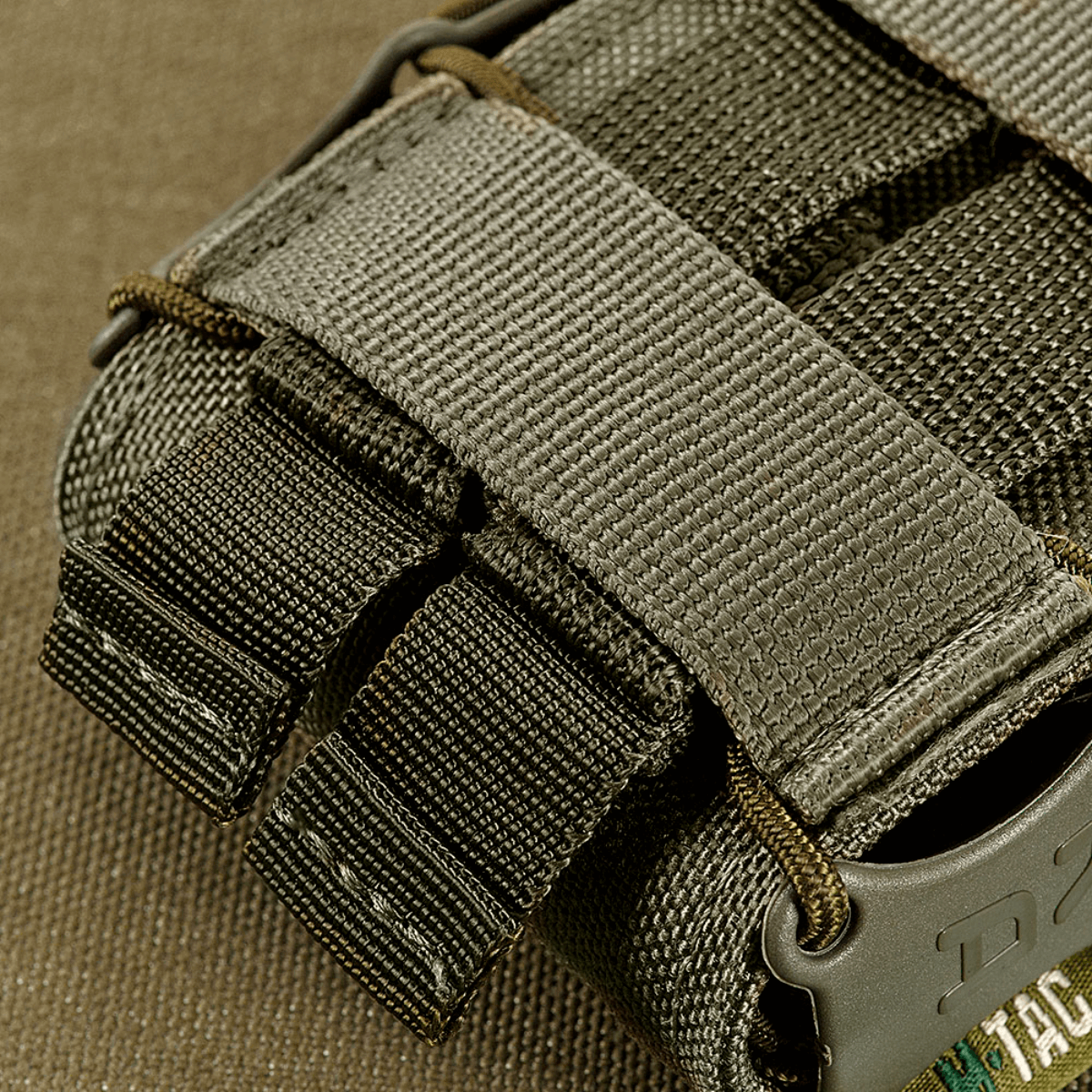 M‑Tac Mag Pouch Kolchan til AK/AR med MOLLE-monteringssystem, lavet af holdbart Cordura 1000D-materiale for sikker magasinopbevaring.