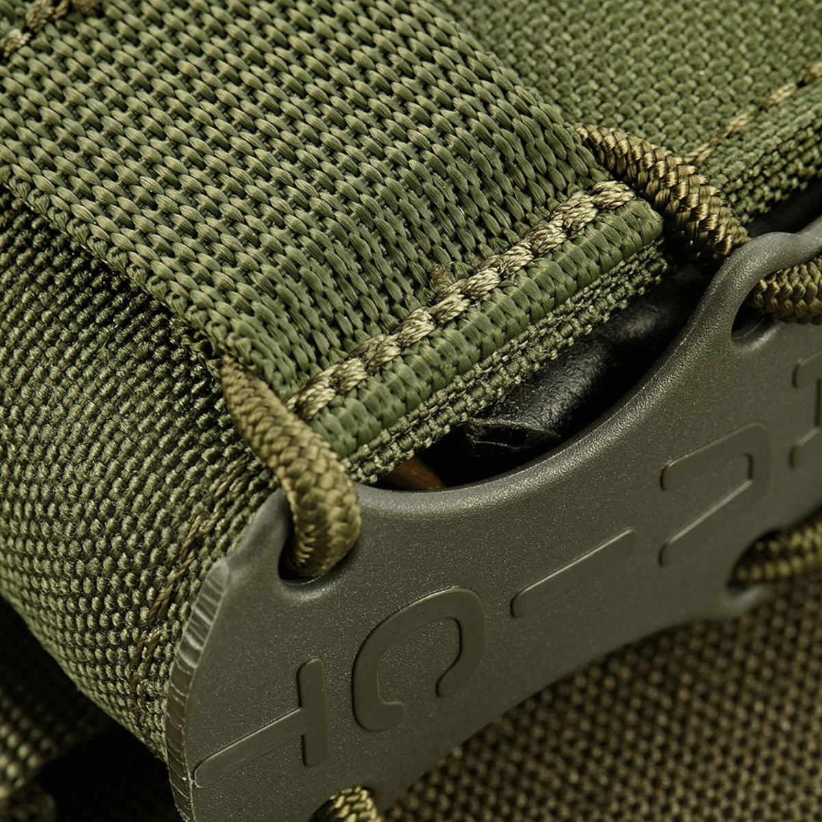 Detaljeret visning af M-Tac Mag Lomme Kolchan til AK/AR Mini, designet med robust Cordura 1000D og MOLLE-system for magasinsikring.
